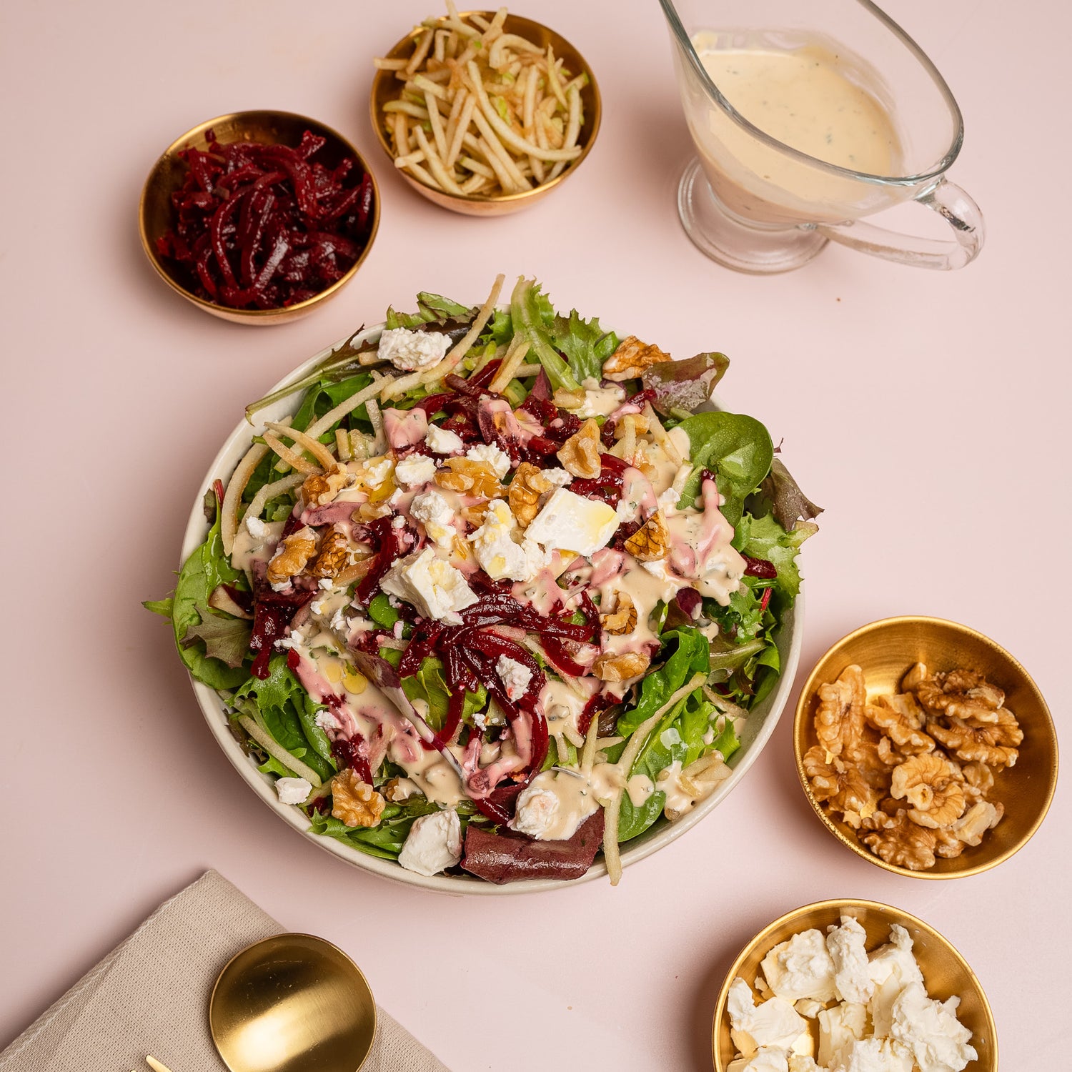 Winterlicher Salat mit Kräuterdressing